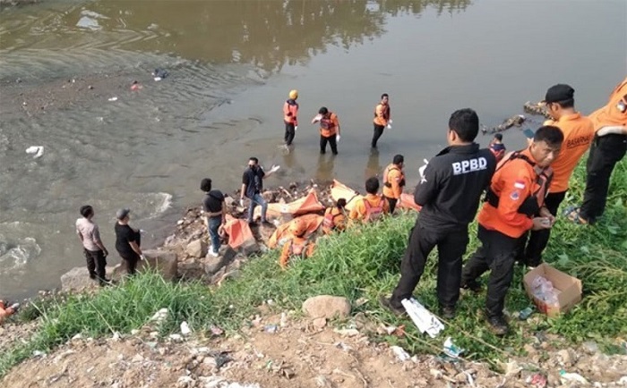 Tim BPBD mengevakuasi tujuh mayat di Kali Bekasi (SinPo.id/ Dok. BPBD Bekasi)