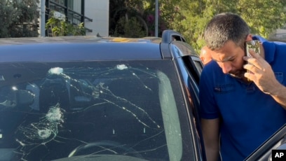 polisi memeriksa mobil tempat sebuah pager genggam meledak, di Beirut, Lebanon (SinPo.id/AP)