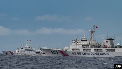 Kapal Garda Pantai China (kanan) melintas di dekat kapal Garda Pantai Filipina BRP Cape Engaño (kiri) (SinPo.id/AFP)