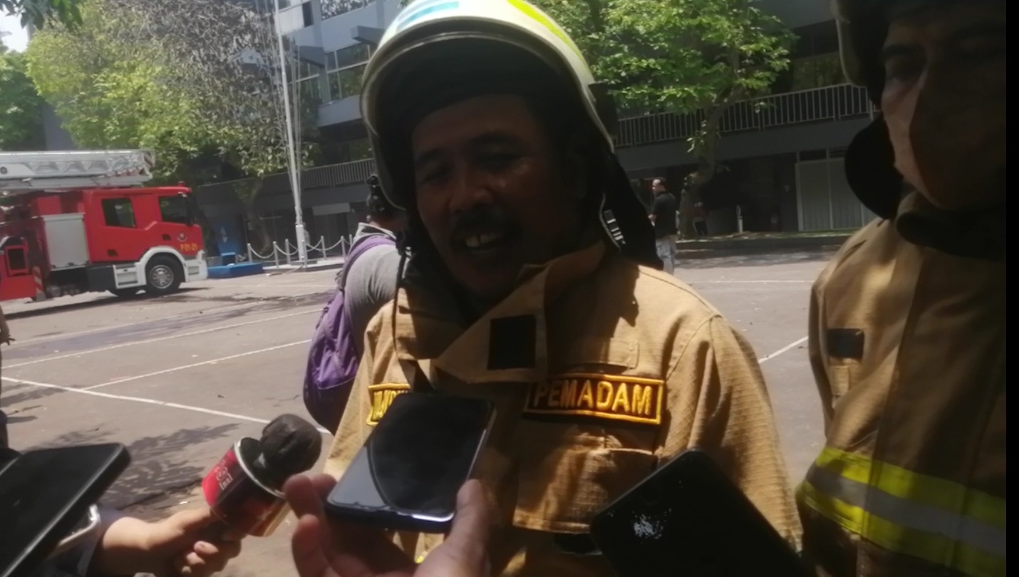 Perwira Piket Damkar Sektor Menteng, Mulandono. (SinPo.id/Tio)