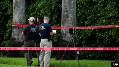 Para agen FBI tampak di lokasi penembakan di luar Trump International Golf Club di West Palm Beach, Florida (SinPo.id/AP)