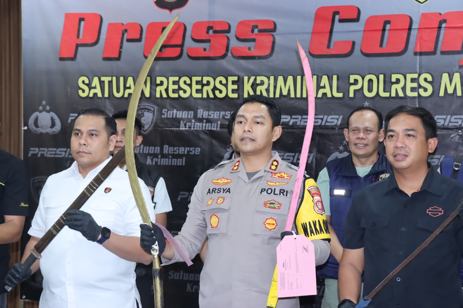 Konfrensi pers pembacokan remaja di Palmerah (SinPo.id/Dok.Polres Jakbar)