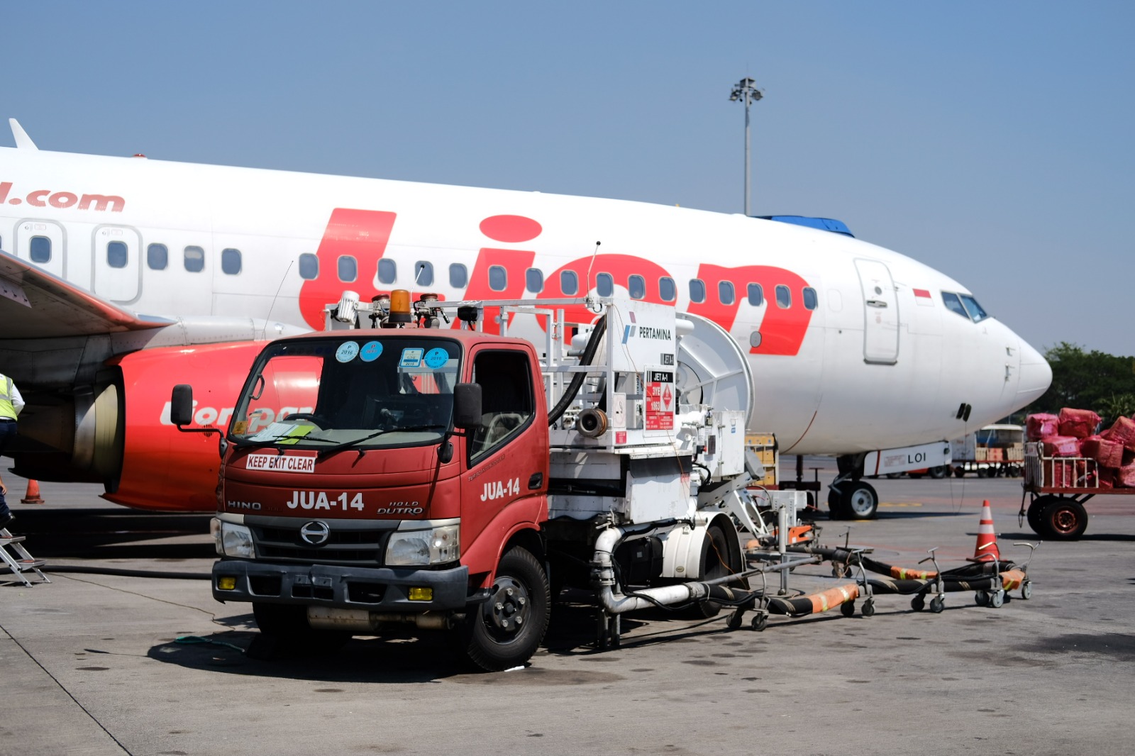 Proses pengisian avtur ke maskapai Lion Air (Sinpo.id/Pertamina Patra Niaga)