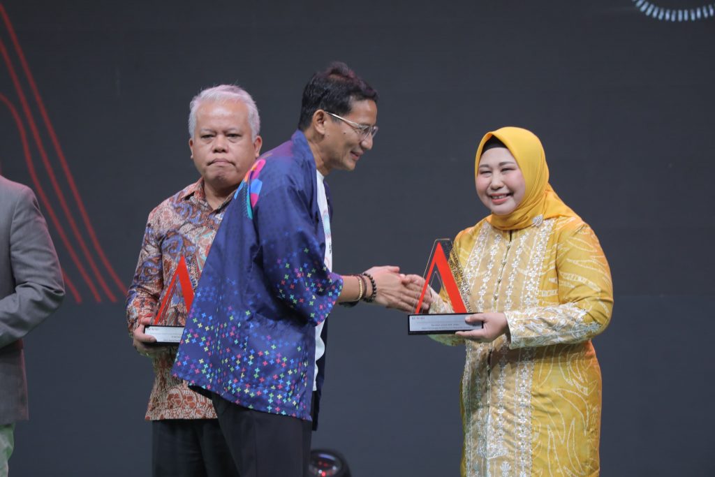 Prosesi penganugerahan peraih penghargaan IDeaward 2024 (Sinpo.id/IDeaward2024)