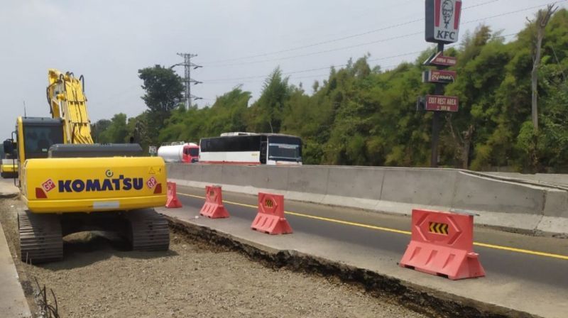 Pekerjaan rekonstruksi jalan di Ruas Tol Jakarta-Cikampek oleh PT Jasamarga Transjawa Tol. (SinPo.id/Antara)