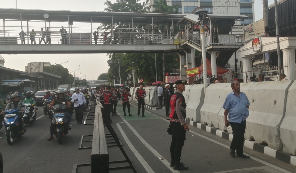 Suasana depan Kantor KPU DKI Jakarta. (SinPo.id/ Tio Pirnando)