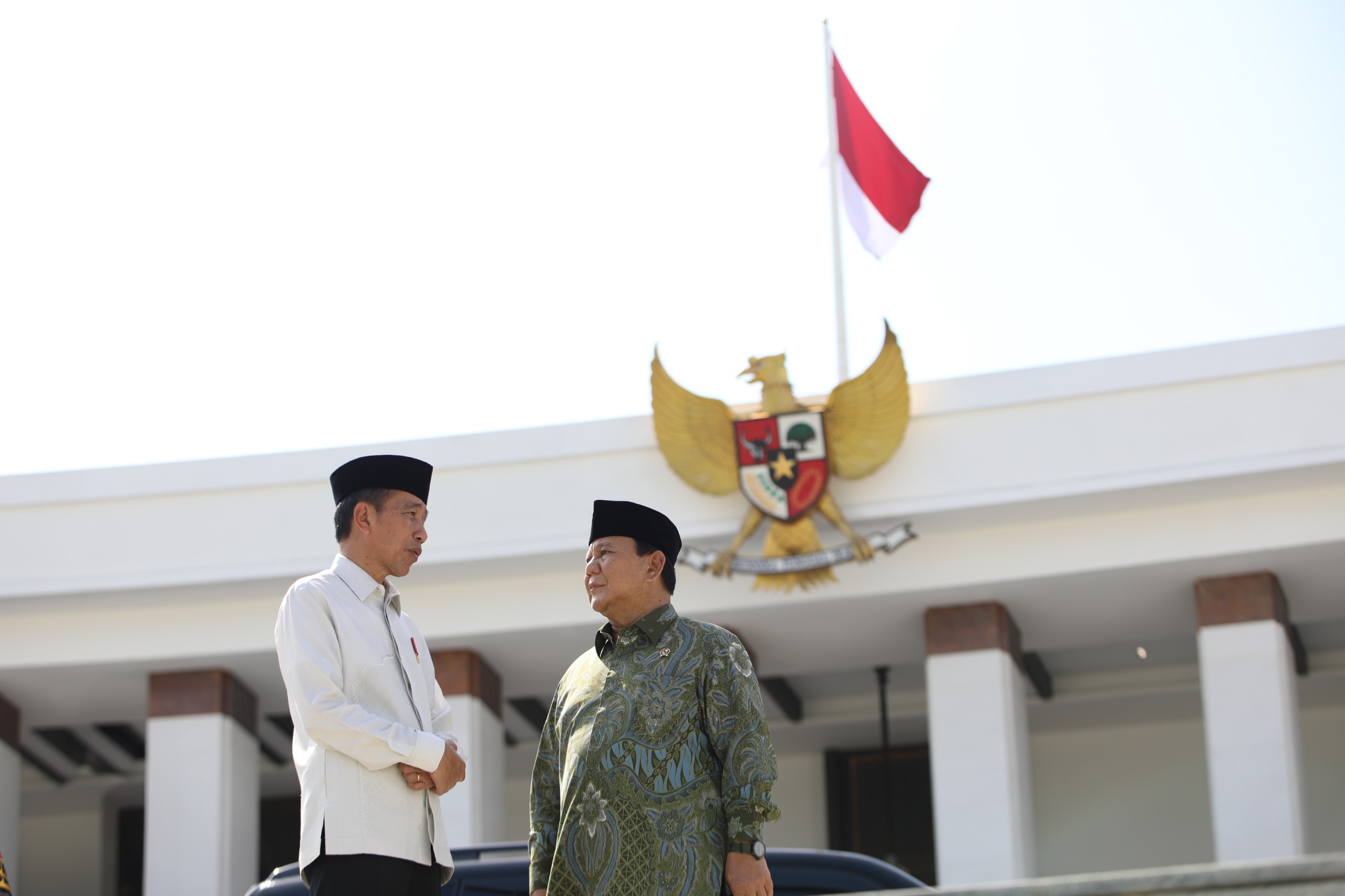 Presiden Jokowi bersama Menhan Prabowo Subianto  di Istana Negara Ibu Kota Nusantara (IKN), Kalimantan Timur pada Kamis, 12 September 2024. (SinPo.id/Tim Media)