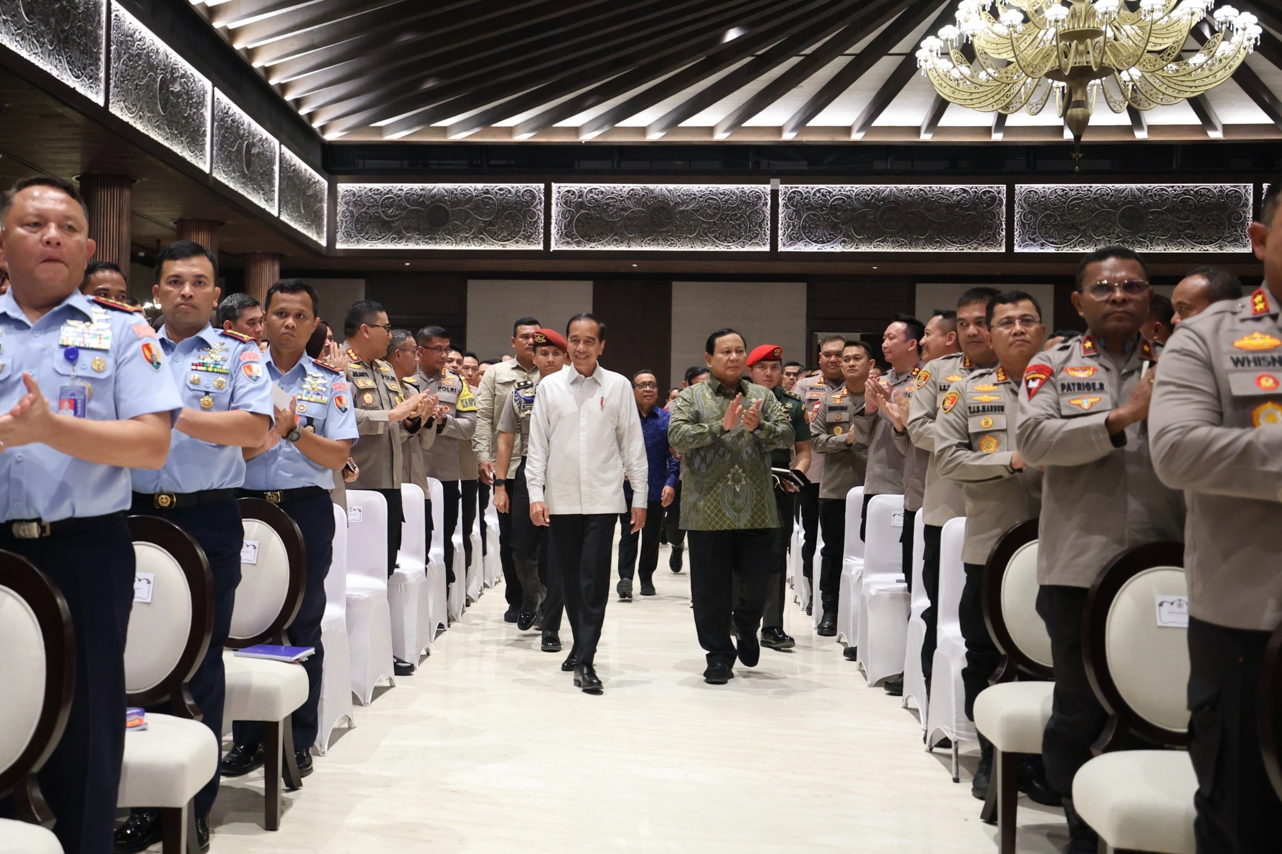 Presiden Jokowi bersama Menhan Prabowo Subianto  di Istana Negara Ibu Kota Nusantara (IKN), Kalimantan Timur pada Kamis, 12 September 2024. (SinPo.id/Tim Media)