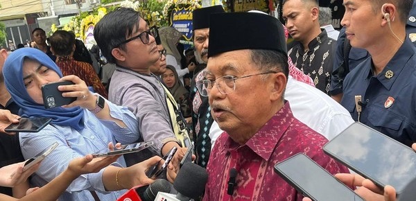 Mantan Wakil Presiden RI Jusuf Kalla usai melayat di rumah duka Faisal Basri. (SinPo.id/Tio)