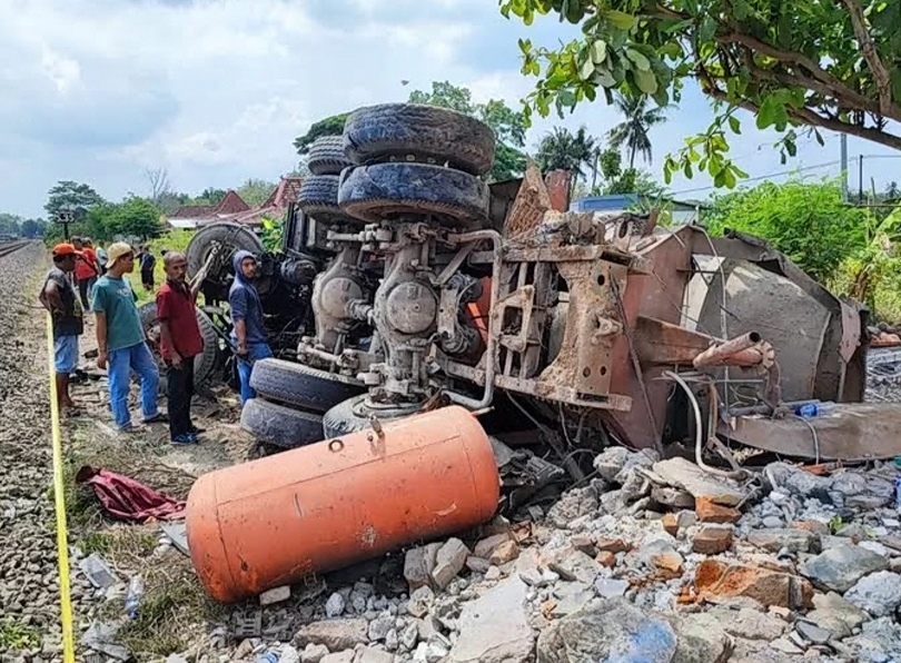 Kecelakaan antara kereta api Taksaka dengan truk molen. (SinPo.id/dok. KAI)