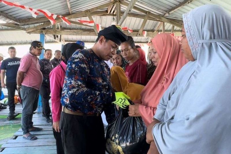 Kapolda Sulsel Irjen Andi Rian Djajadi megunjungi warga pesisir di Pulau Lae-lae untuk berbagi sembako sekaligus mengajak membantu mewujudkan Pilkada Damai 2024. (SinPo.id/Humas Polda Sulsel))