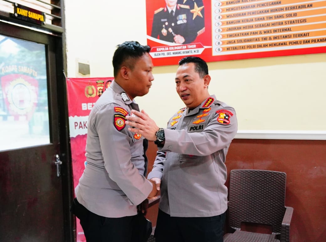 Kapolri menemui Bripka Joko Hadi Aprianto di Polsek Samarinda Hulu (SinPo.id/Dok.Polri)