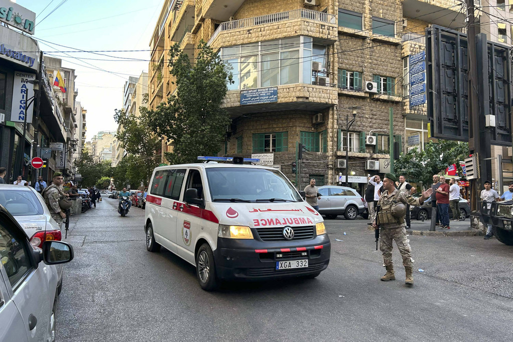 Sebuah ambulans bergegas membawa orang-orang yang terluka ke rumah sakit ketika pager yang mereka gunakan untuk berkomunikasi meledak di seluruh Lebanon. (SinPo.id/AFP)