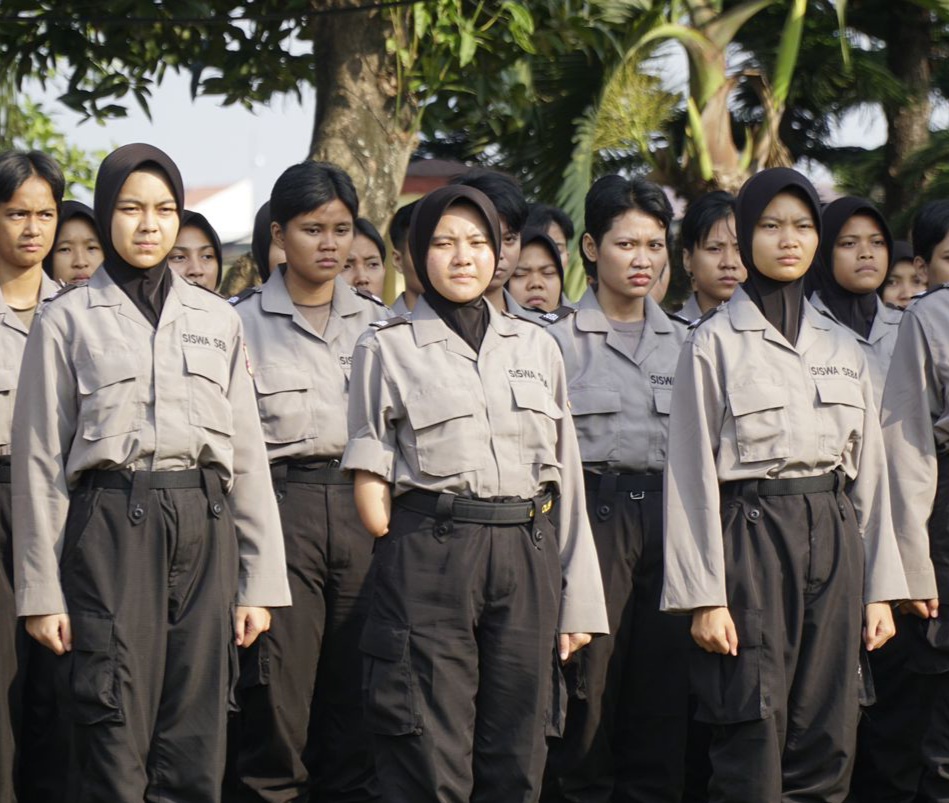 Nur Fatia Azzahra seorang wanita tunadaksa lolos pendidikan Polri (tengah) (SinPo.id/Dok.Polri)