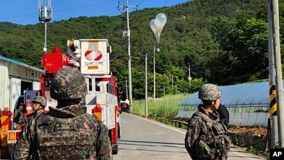 Balon berisi sampah yang diduga dikirim oleh Korea Utara (SinPo.id/AP)