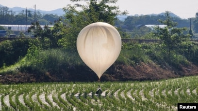 Sebuah balon yang diduga dikirim oleh Korea Utara, membawa berbagai benda termasuk yang tampaknya adalah sampah dan kotoran (SinPo.id/Reutres)