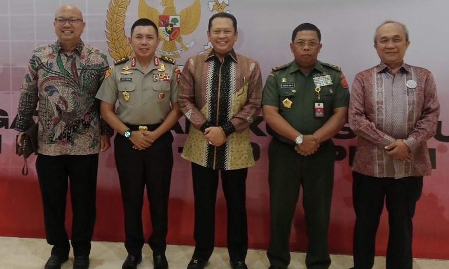 Irjen Pol Andy Wibowo (kedua dari kiri) bersama Ketua MPR RI Bambang Soesatyo dan pemateri di acara Sosialisasi Empat Pilar Komplek Parlemen, Senayan pada Senin, 9 September 2024. (SinPo.id/Istimewa)