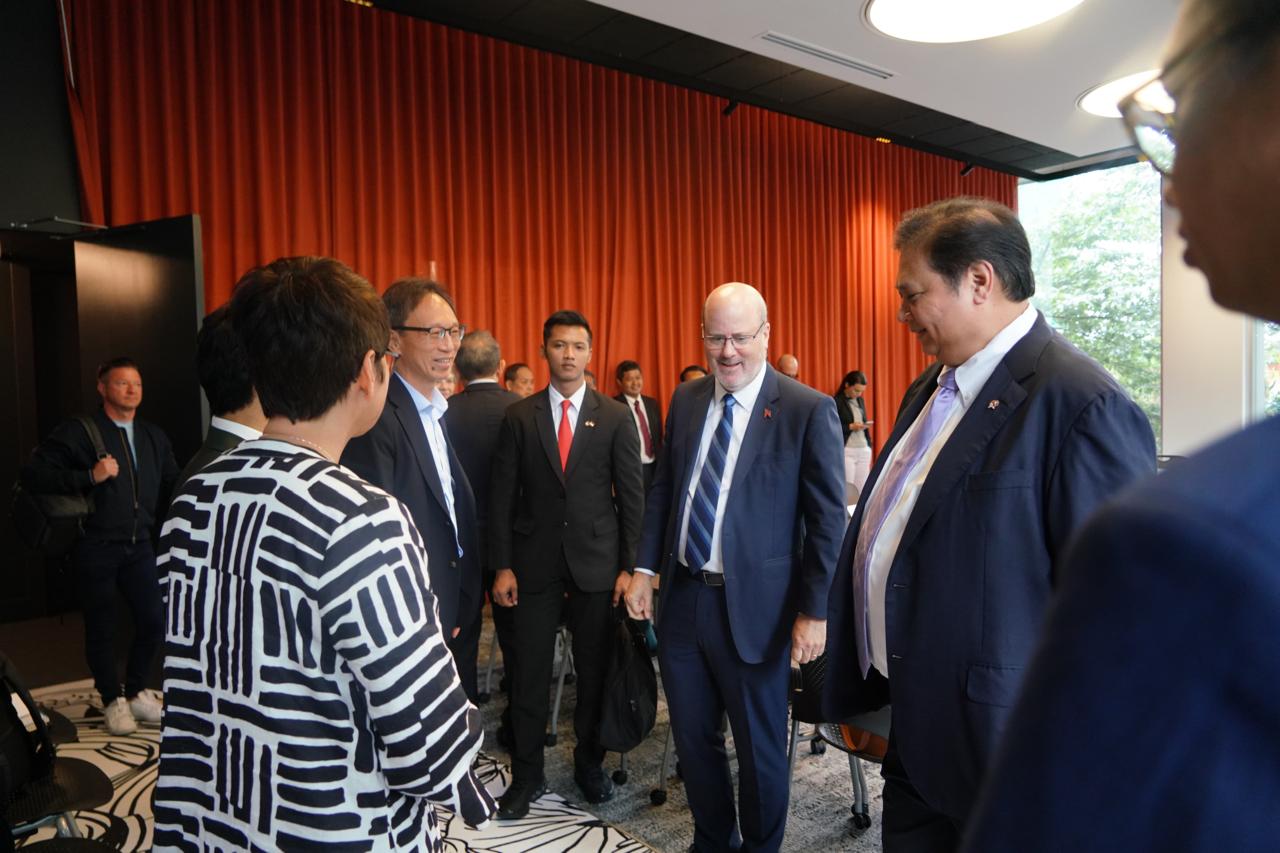 Menko Perekonomian Airlangga Hartarto, bertemu dengan Senator Yuen Pau Woo, di Vancouver. (SinPo.id/Dok. Kemenko Perekonomian)