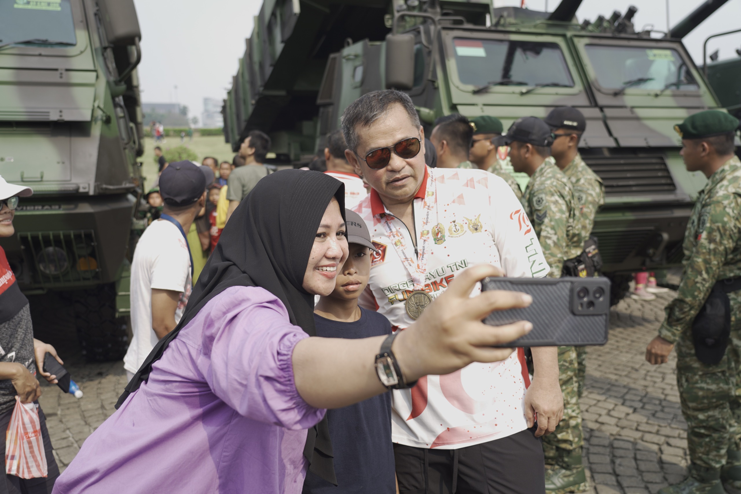 Kasad Jenderal Maruli Simanjuntak diajak swafoto bareng masyarakat (Sinpo.id/Dispenad)