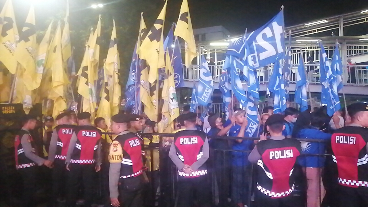 Keriuhan para pendukung RK-Suswono di luar kantor KPU DKI Jakarta. (SinPo.id/ Tio Pirnando)