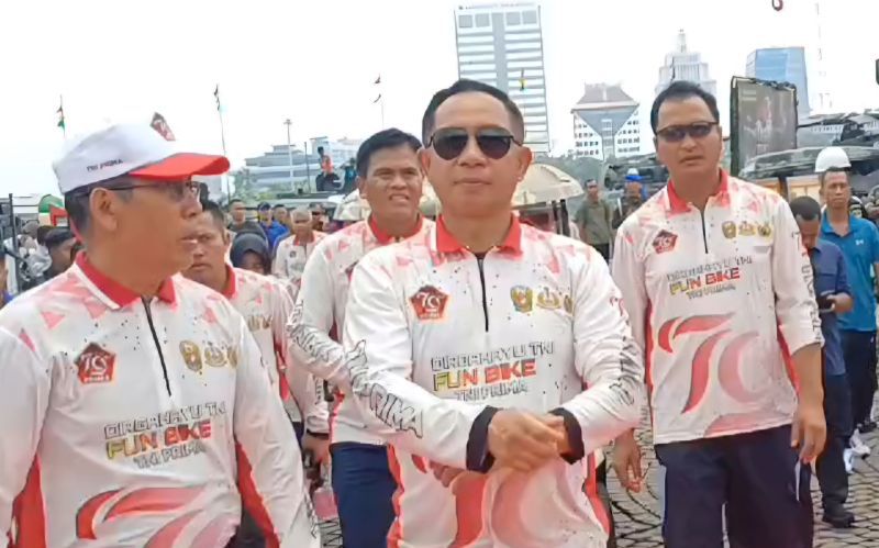 Panglima TNI Jenderal TNI Agus Subiyanto (tengah) berikan keterangan kepada wartawan di sela kegiatan HUT TNI Ke-79 di Monas, Jakarta. (SinPo.id/Antara)