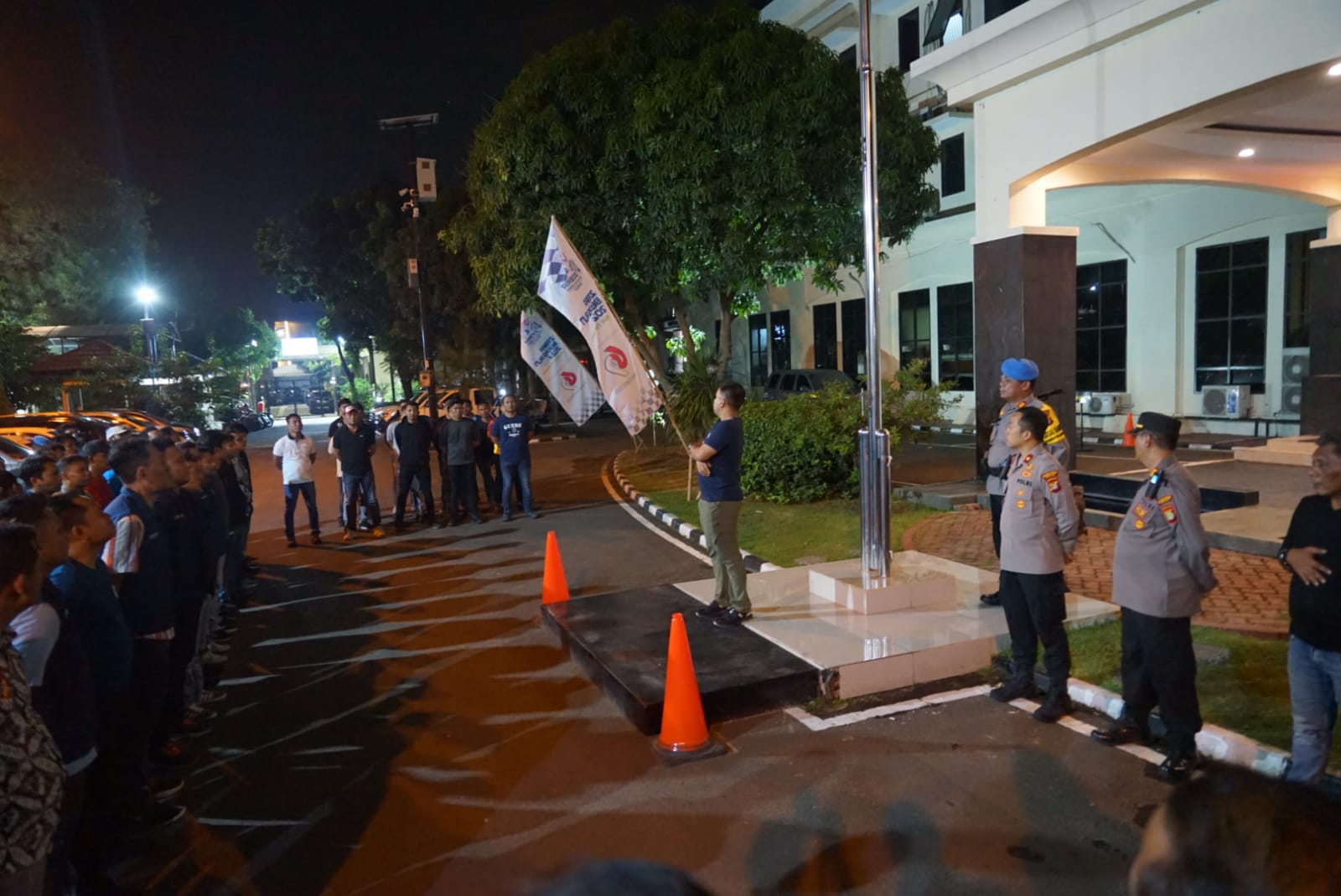 Puluhan angota Polres Metro Bekasi saat apel patroli (SinPo.id/ Dok.Polres Metro Bekasi)