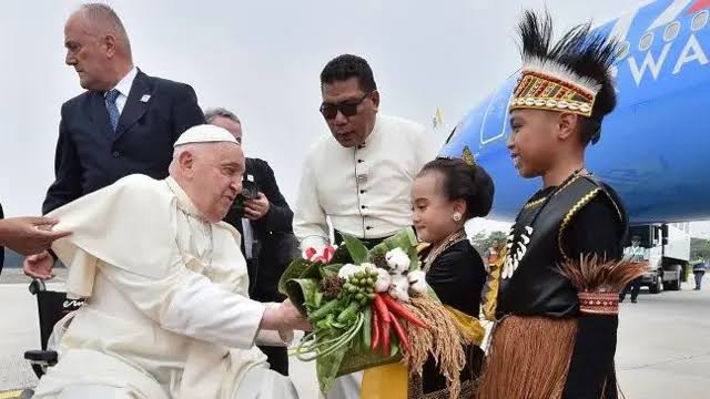 Paus Fransiskus tiba di Indonesia (SinPo.id/BBC)