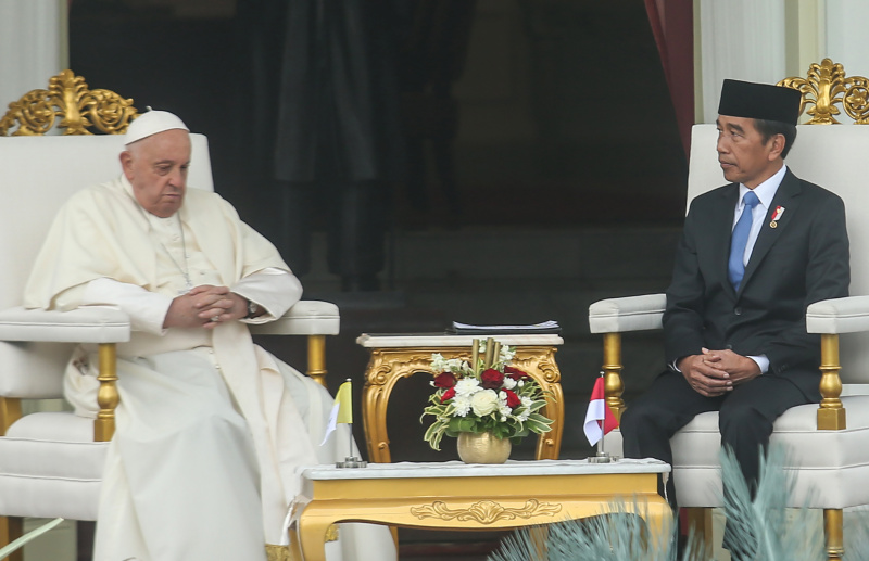 Pemimpin Takhta Suci Vatikan Sri Paus Fransiskus bertemu Presiden Jokowi di Istana (SinPo.id/Indonesia Papal Visit Committee/ Hendra A Setyawan)