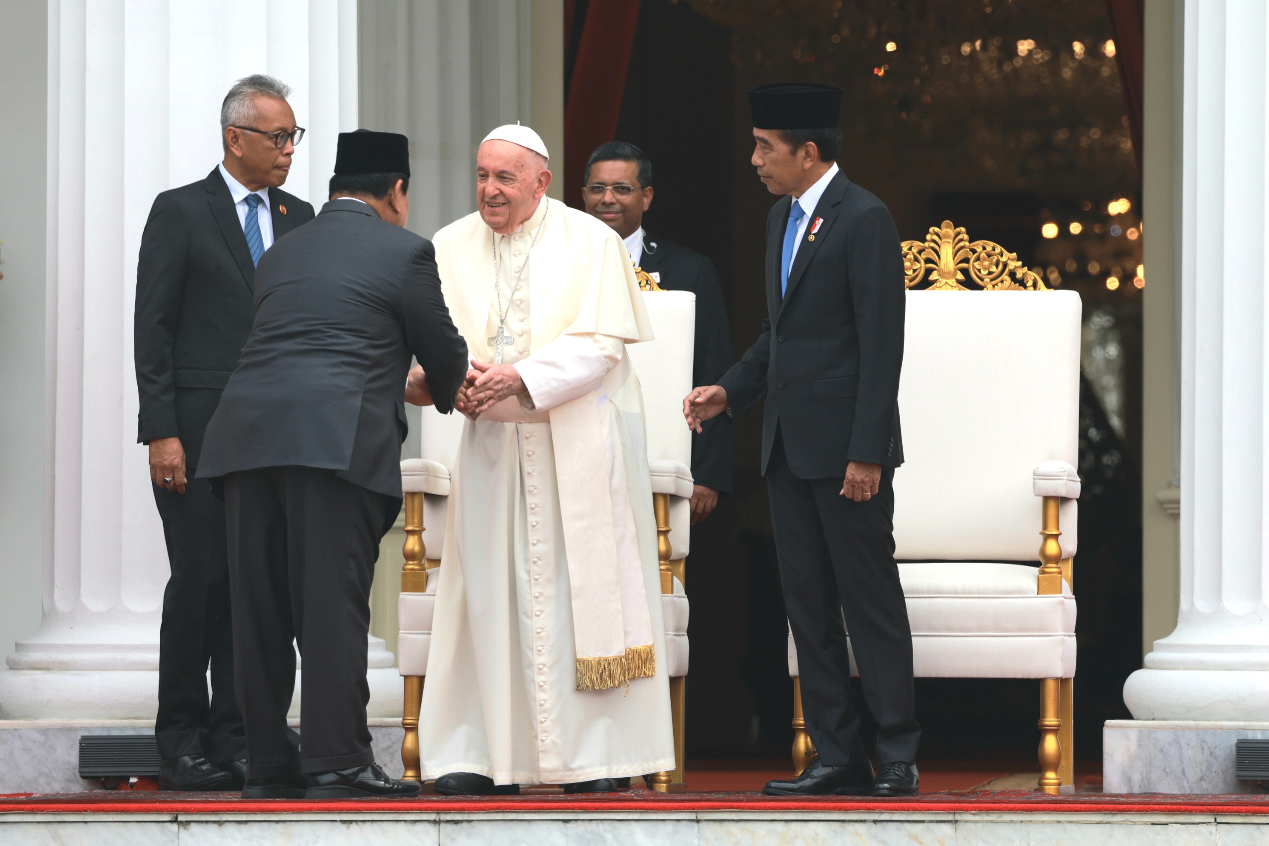 Paus Fransiskus bersalaman dengan Presiden terpilih Prabowo Subianto di di Istana Merdeka, Jakarta pada Rabu, 4 September 2024. (SinPo.id/Tim Media)