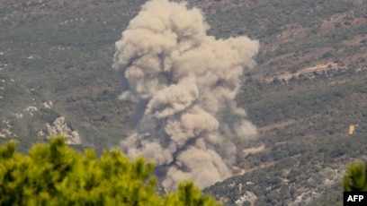 Asap membubung dari lokasi yang menjadi target serangan udara Israel di Mahmudiyah, di selatan Lebanon (SinPo.id/AFP)