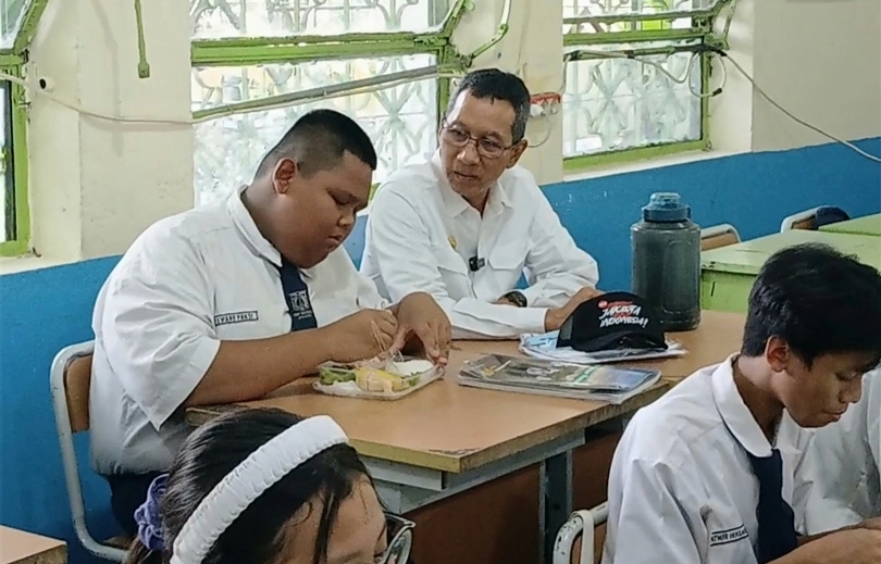 Pj Gubernur Heru Budi saat uji coba program makan bergizi gratis di SMPN 3 Jakarta. (SinPo.id/Pemprov DKI)