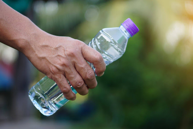 Ilustrasi air mineral botol (SinPo.id/ Shutterstock)