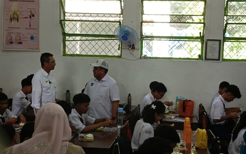 Pj Gubernur DKI Heru Budi uji coba makan bergizi gratis di SMPN 3 Jakarta. (SinPo.id/dok. Pemprov DKI)