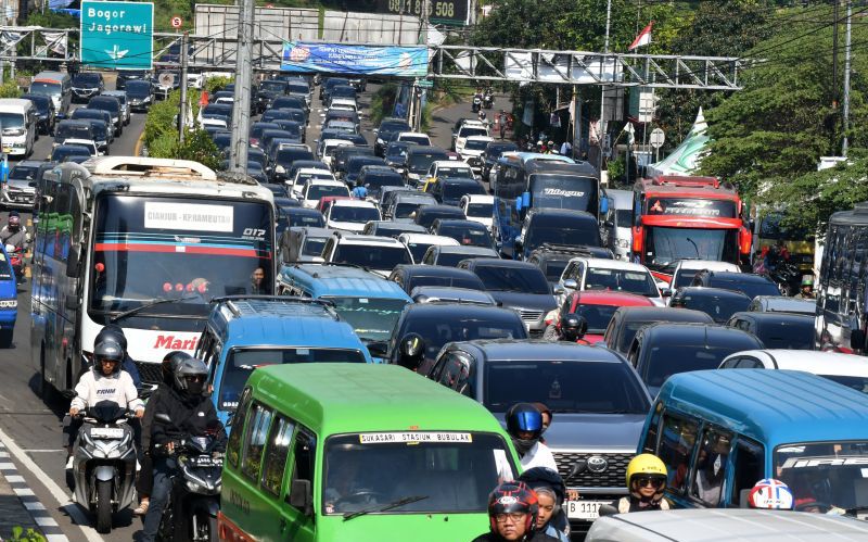 Sejumlah kendaraan bergerak melambat saat pemberlakuan satu arah menuju jalur wisata Puncak di Simpang Gadog Kabupaten Bogor Jawa Barat pada Minggu, 15 September 2024. (SinPo.id/Antara)