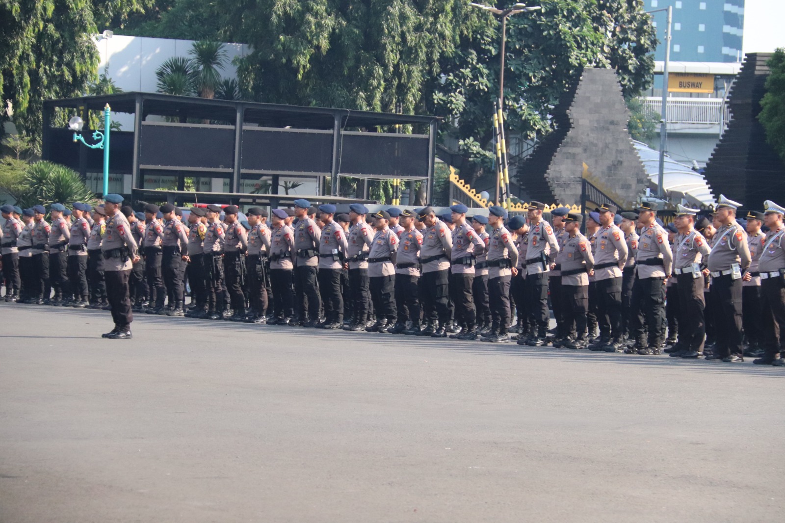 Ratusan personel yang menjadi pengamanan VIP untuk Cagub Jakarta (SinPo.id/ Dok.Polda Metro Jaya)