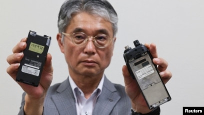 Direktur Icom, Yoshiki Enomoto, menunjukkan walkie-talkie model IC-V82 (SinPo.id/Reuters)