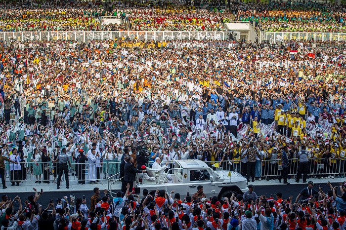 Misa Akbar bersama Paus Fransiskus di GBK (SinPo.id/ Antara)