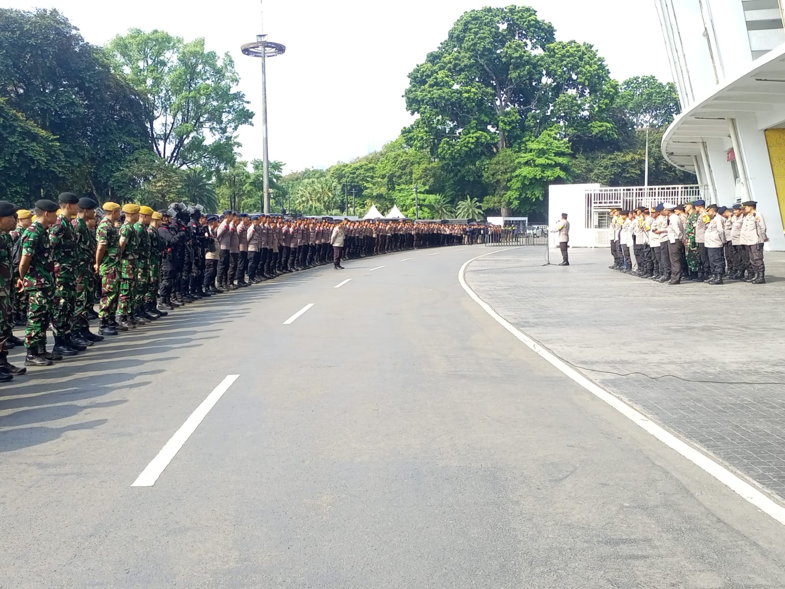 Anggota polisi yang mengawal pertandingan Persija vs Dewa United di GBK (SinPo.id/Dok.Polres Jakpus)