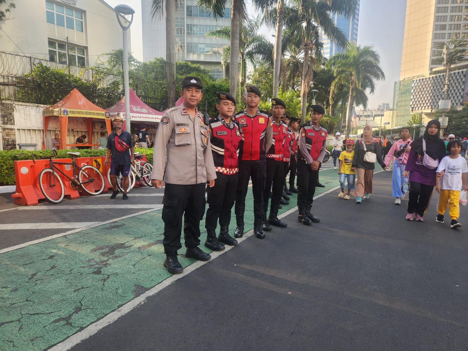 Anggota polisi melakukan pemantauan di HI (SinPo.id/Dok.Polsek Menteng)