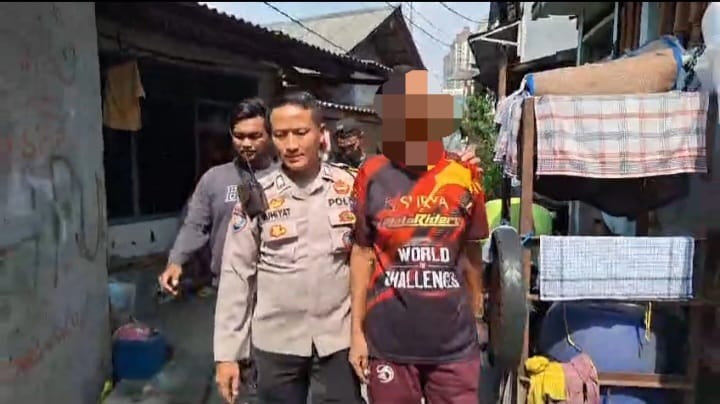 Lansia pelaku pencabulan saat diamankan polisi (SinPo.id/ Dok.Polsek Kemayoran)