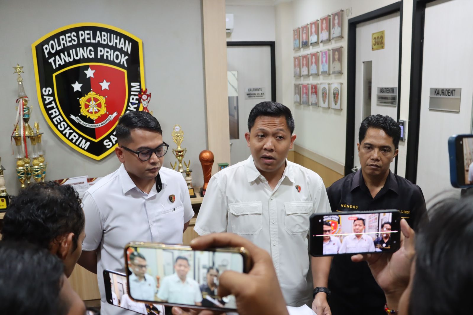 Kasat Reskrim Polres Pelabuhan Tanjung Priok, AKP Krisnha (tengah) (SinPo.id/Dok.Polres Tanjung Priok)