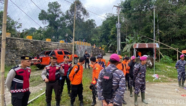 Evakuasi korban longsor tambang emas di Solok (SinPo.id/ Humas Polri)