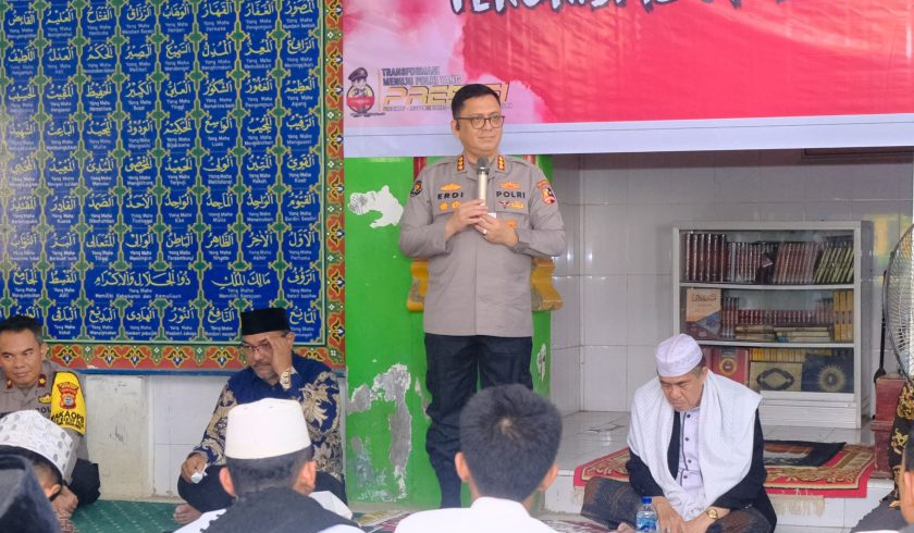 Kabag Penum Divisi Humas Polri, Kombes Erdi A Chaniago saat memberikan edukasi ke para santri (SinPo.id/Dok.Polri)