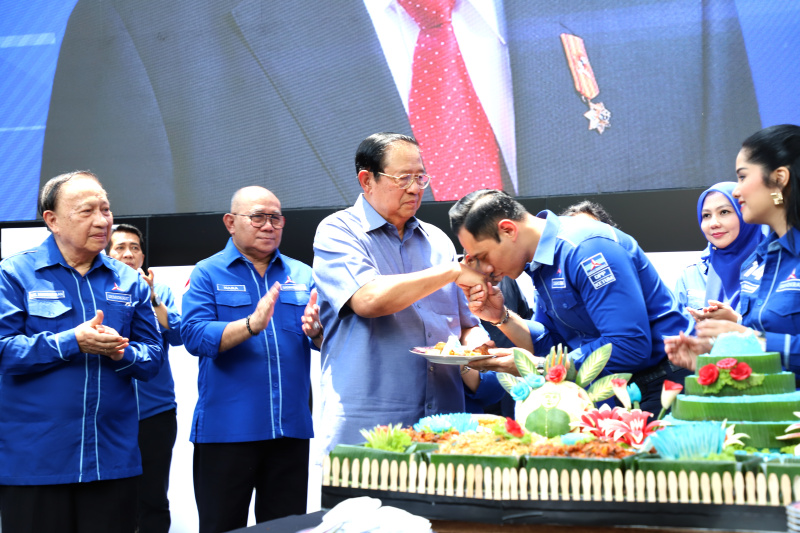 Potong tumpeng AHY rayakan HUT Demokrat ke-23 (Ashar/SinPo.id)