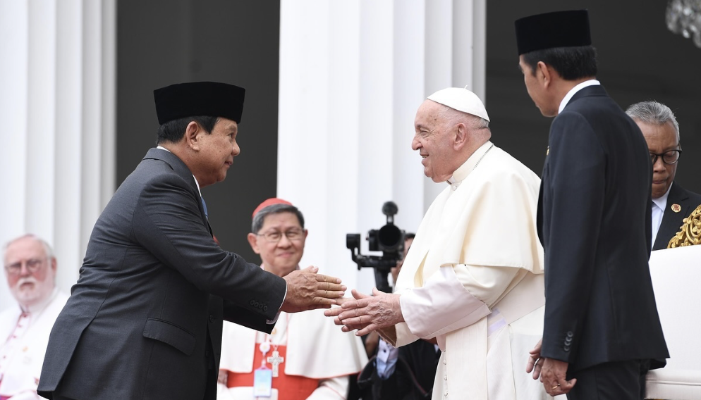 Paus Fransiskus bersalaman dengan Presiden terpilih Prabowo Subianto di di Istana Merdeka, Jakarta pada Rabu, 4 September 2024. (SinPo.id/Instagram @prabowo)