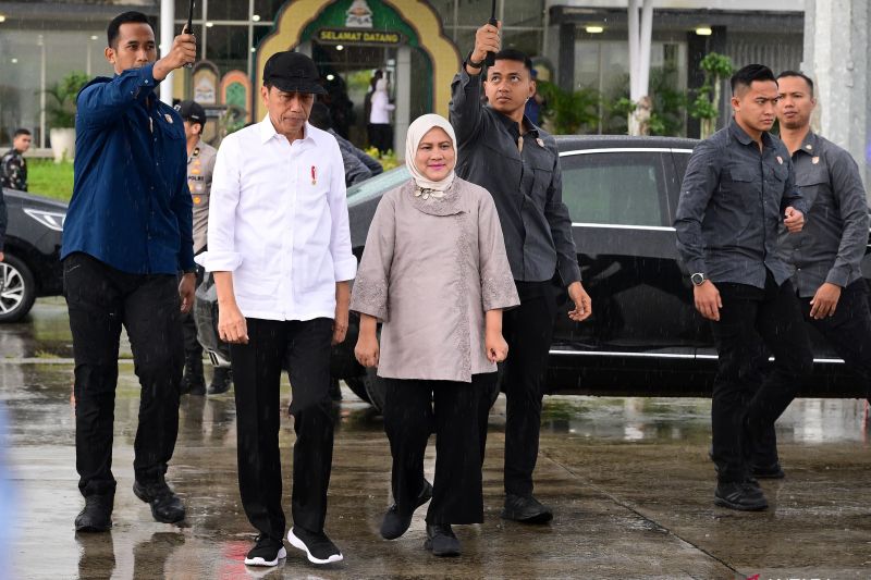 Presiden Joko Widodo dan Ibu Negara Iriana Joko Widodo saat akan bertolak menuju Aceh dari Samarinda, Kalimantan Timur. (SinPo.id/Antara)