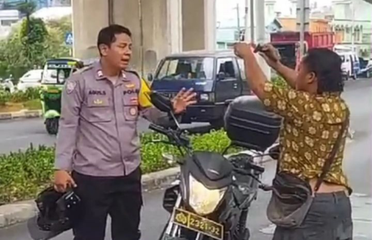 Polisi yang diancam senjata tajam di Jaktim (SinPo.id/ Tangkapan layar)