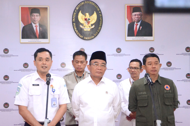 Menko PMK Muhadjir Effendy gelar rapat membahas modifikasi cuaca di Kalimantan Timur (Ashar/SinPo.id)