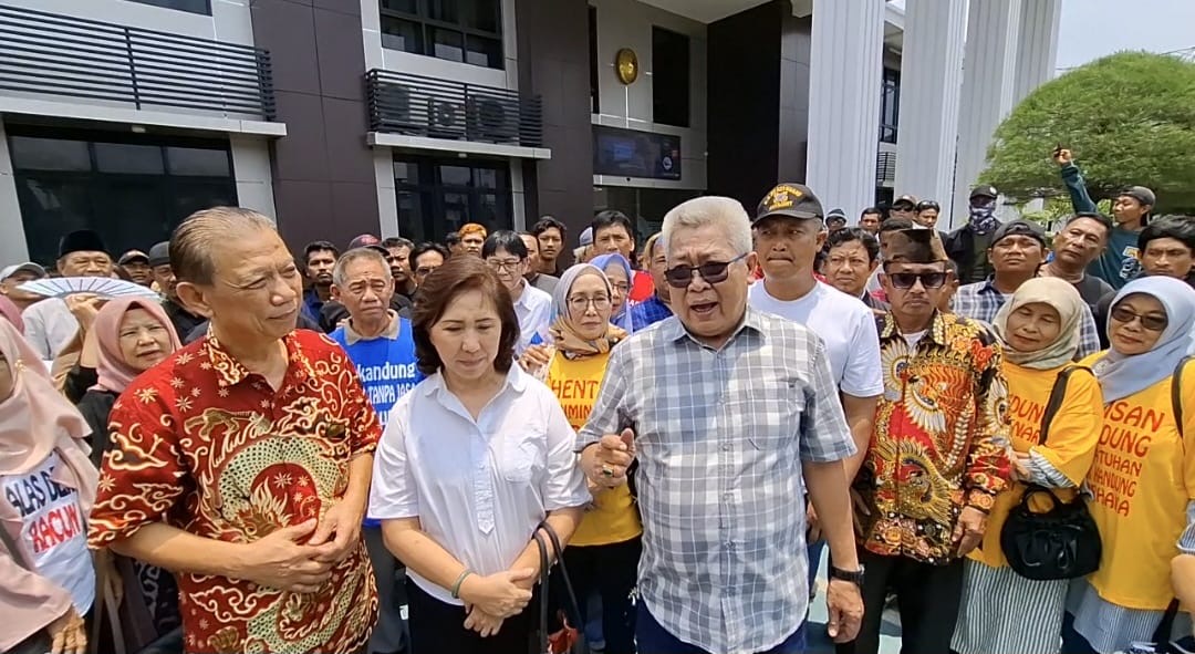 Warga menggelar aksi simpatik untuk Kusumayati di depan Kantor Pengadilan Negeri Karawang . (SinPo.id/Istimewa)