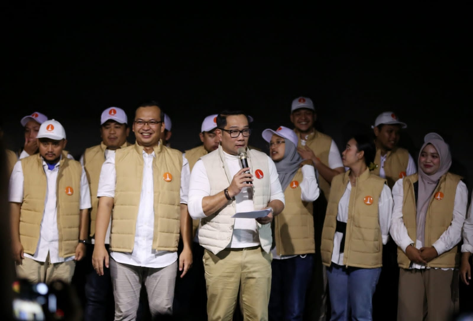 Ridwan Kamil bersama para relawan muda Jakarta (Sinpo.id/Tim Media)